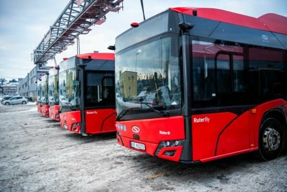 Her lades elektriske busser på Strømsveien ved Alnabru. Disse bussene er produsert at det polske selskapet Solaris.