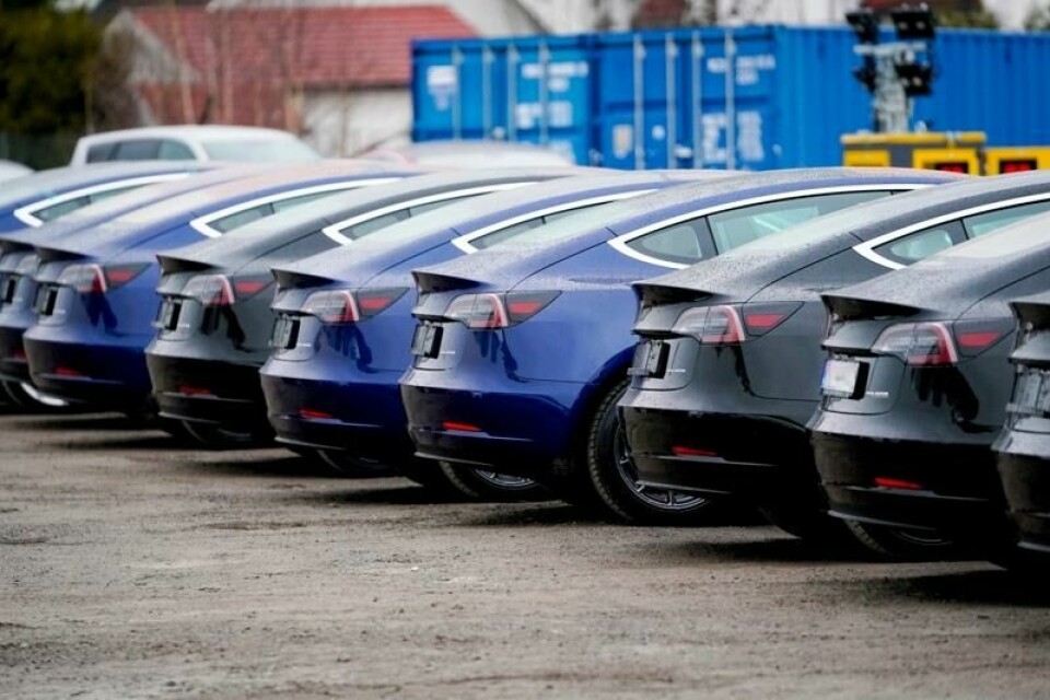 Diverse Tesla-modeller står linet opp på utleveringssenteret til Tesla ved Norges Varemesse på Lillestrøm.