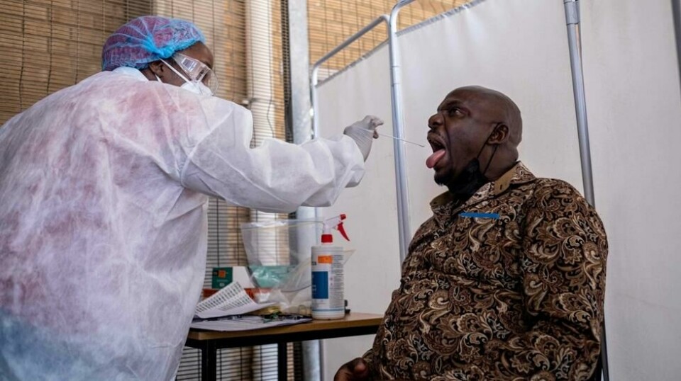 Illustrasjonsbilde. En mann blir testet for coronavirus i Johannesburg i Sør-Afrika etter at den nye virusvarianten omikron ble oppdaget i landet. Like før oppdagelsen ble over 17.000 positive prøver i Sør-Afrika etterregistrert. Det høye smittetallet var med på å skape panikk rundt den nye varianten.
