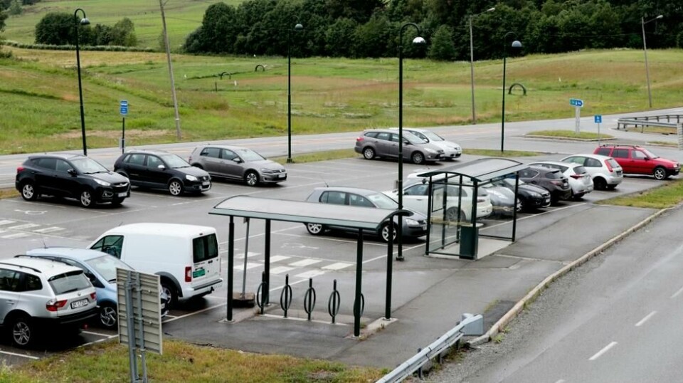 Bane Nor fortsetter å fjerne gratis parkeringsplasser ved togstasjoner på Østlandet.