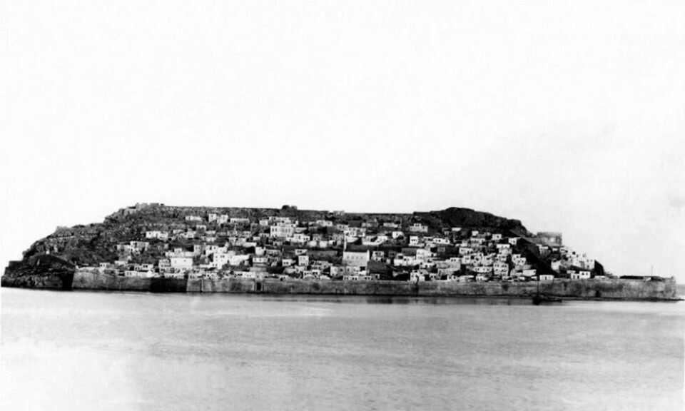 Et bilde tatt av Spinalonga i 1901, knappe to år før øya ble omgjort til kolono for spedalske. Foto: Giuseppe Gerola Et bilde tatt av Spinalonga i 1901, knappe to år før øya ble omgjort til kolono for spedalske. Foto: Giuseppe Gerola