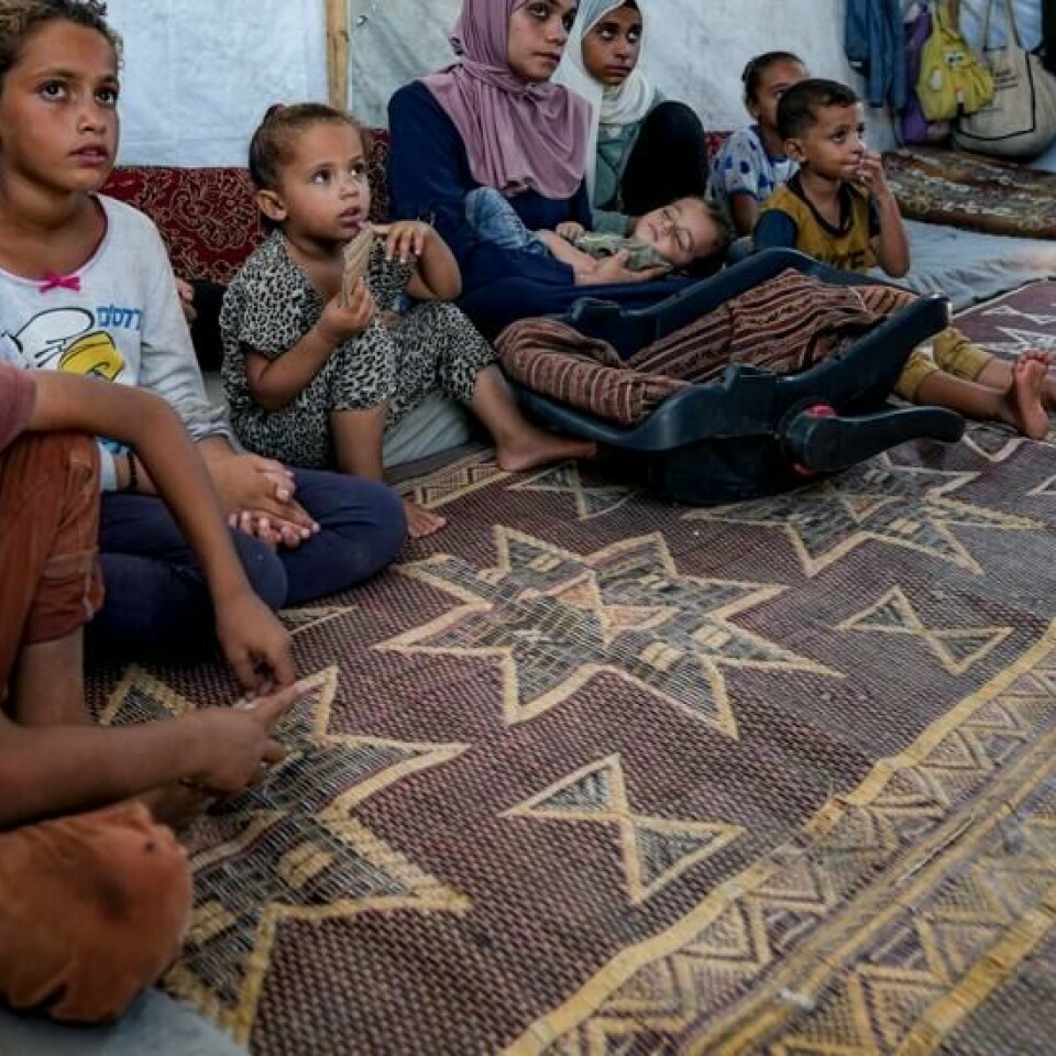 Elleve måneder gamle Abdel-Rahman Abuel-Jedian, som ligger på morens fang, er det første barnet som har fått påvist polio. Nå kan trolig WHOs vaksinekampanje i Gaza gå som planlagt og de andre barna i familien bli vaksiner.