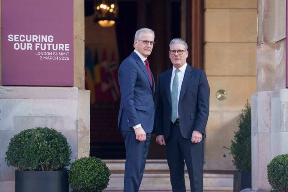 Statsminister Jonas Gahr Støre (Ap, t.v.) deltok på møtet i London 2. mars, og skal delta på det digitale oppfølgingsmøtet i regi av Storbritannias statsminister Keir Starmer.