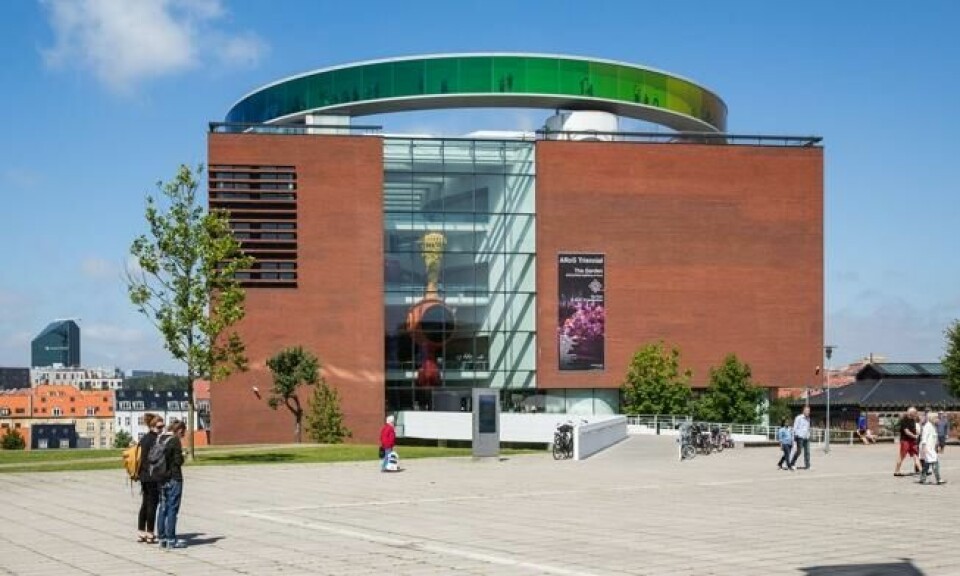 Hvis ikke du har sett Århus fra toppen av ARoS Aarhus Kunstmuseum, er det bare å ta turen opp til taket på det som er Nord-Europas største kunstmuseum. Foto: Anders Trærup/VisitAarhus Hvis ikke du har sett Århus fra toppen av ARoS Aarhus Kunstmuseum, er det bare å ta turen opp til taket på det som er Nord-Europas største kunstmuseum. Foto: Anders Trærup/VisitAarhus