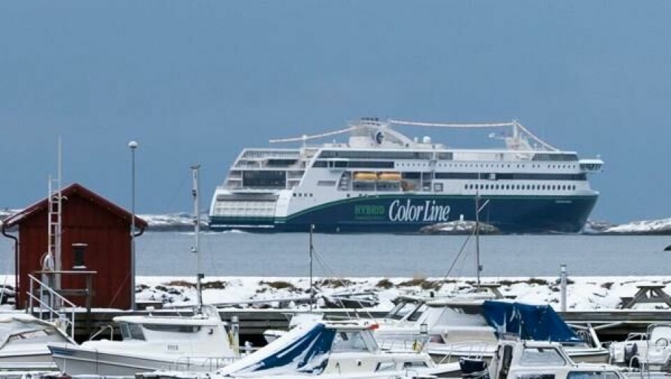 Color Hybrid seiler mellom Sandefjord og Strömstad, men måtte kansellere en avgang i Sandefjord i sommer. Nå har de sendt et erstatningskrav til Sandefjord kommune på 4.022.603 kroner. Bildet viser Color Hybrid på vei ut fra Strömstad havn i Sverige med kurs for Sandefjord.