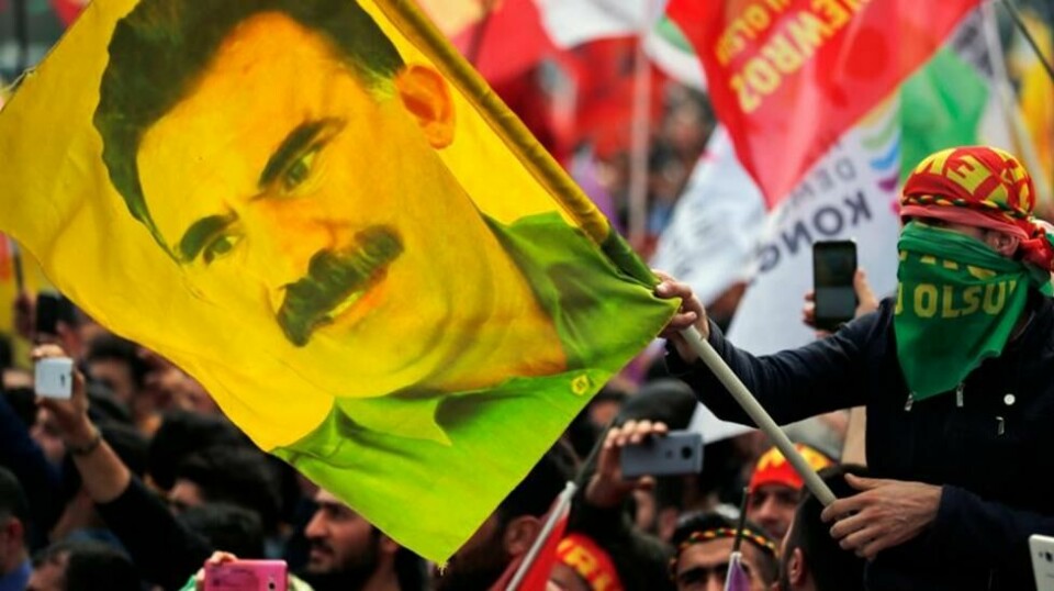 I dette bildet fra 2018 holder en ungdom et flagg med et bilde av Abdullah Öcalan, den fengslede lederen for PKK. Arkivfoto: Lefteris Pitarakis / AP / NTB