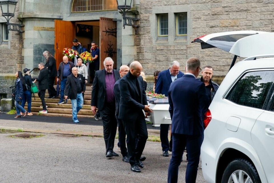 Båren til Pål Enger etter gravferdsseremonien i Vålerenga kirke i Oslo. Båren til Pål Enger etter gravferdsseremonien i Vålerenga kirke i Oslo. Foto: Tor Erik Schrøder / NTB