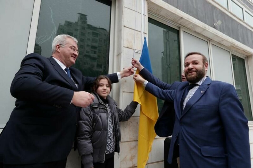 Syrias utenriksminister Asaad Hassan al-Shibani har kontakt med samfunnstopper fra en rekke land nå etter maktovertakelsen, her sammen med Ukrainas utenriksminister ved Ukrainas konsulat i Damaskus dagen før nyttårsaften. Foto Omar Sanadiki / AP / NTB