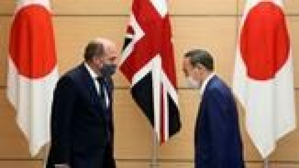 Storbritannias forsvarsminister, Ben Wallace, ønskes velkommen til Japan av statsminister Yoshihide Suga tirsdag. Foto: NTB / AP Storbritannias forsvarsminister, Ben Wallace, ønskes velkommen til Japan av statsminister Yoshihide Suga tirsdag. Foto: NTB / AP