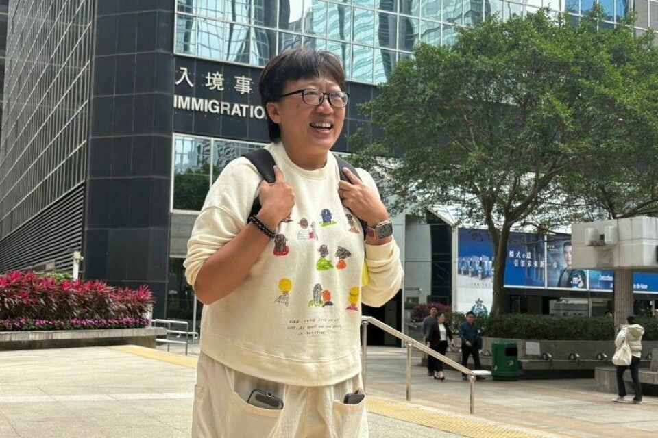 Sosialarbeider Jackie Chan foran en rettsbygning i Hongkong før skyldspørsmålet ble avgjort i midten av mars.