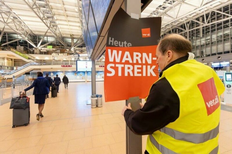 Det har vært mange streiker i tysk luftfart den siste tiden. Her henger en Verdi-representant opp et skilt om den forrige streiken 12. februar.