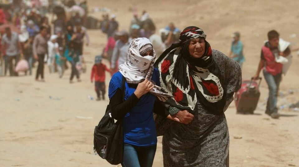 Syriske flyktninger krysser grensen til Irak i august 2013 midt under krigen i landet. Det er nå ti år siden IS mistet sitt selverklærte kalifat, men gruppa fortsetter å gjennomføre angrep i Syria nesten hver eneste dag. Arkivfoto: Hadi Mizban / AP / NTB
