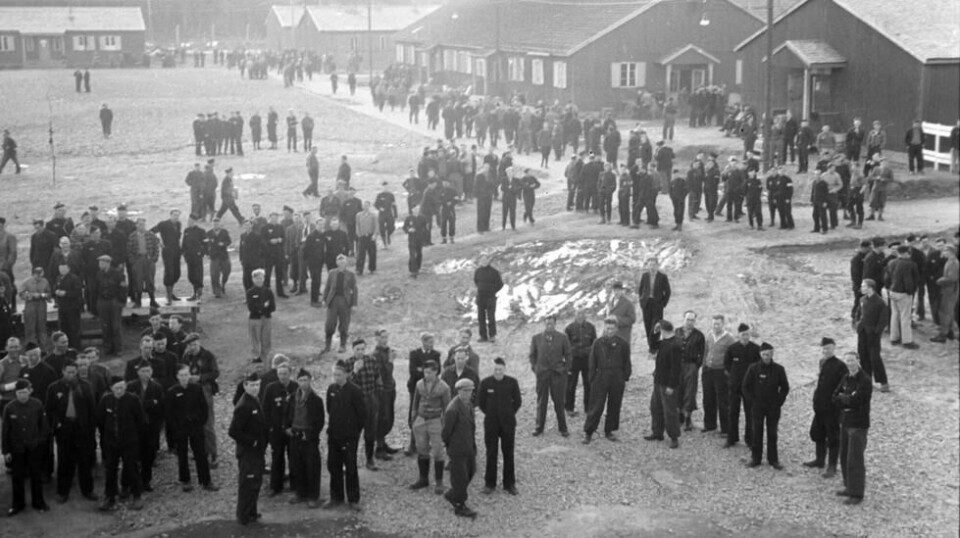 44.000 nordmenn satt i fangenskap under andre verdenskrig. Også andre opplevde krigen på nært og brutalt hold. Mange av dem snakket ikke om opplevelsene sine etterpå. Her venter fangene på Grini på transport hjem i dagene etter frigjøringen av Norge 8. mai.