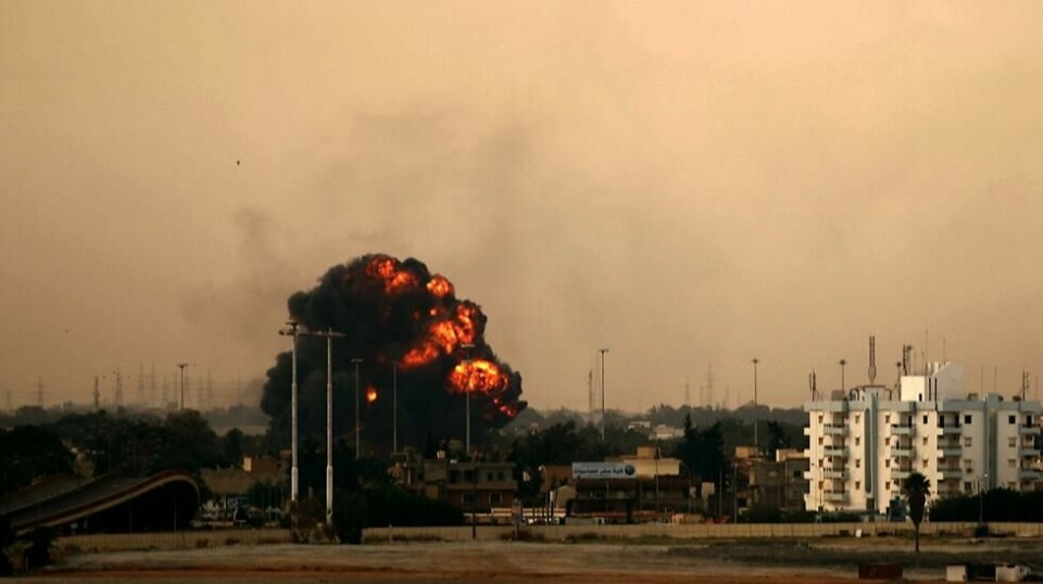 Røyk velter opp fra byen Benghazi i Libya etter at et bombefly har krasjet 19. mars 2011.