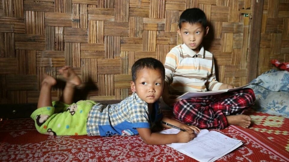 Aung Latt, 8, og hans lillebror Naw Aung, 3, bor sammen med sin mor og sin storesøster i Mansi Camp for internt fordrevne mennesker. I 2011 måtte familien flykte fra gården de bodde på. Faren til barna døde i en kamp for to år siden.