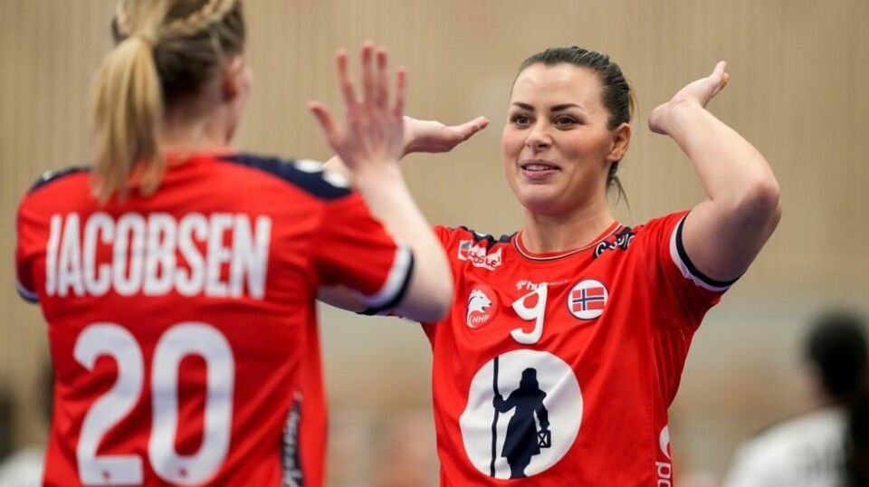 Nora Mørk feirer med Marit Røsberg Jacobsen under landskampen i håndball mellom Norge og Østerrike i Halden arena. Foto: Fredrik Varfjell / NTB
