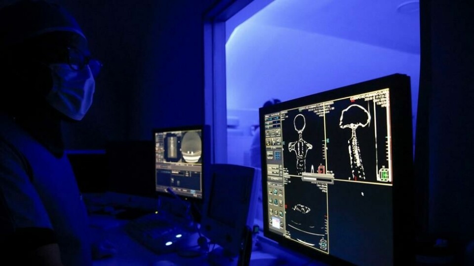 Radiolog undersøker en CT-skanning av levningene som den meksikanske journalisten og UFO-entusiasten Jaime Maussan sier ikke er i slekt med noen kjent jordisk art. Radiolog undersøker en CT-skanning av levningene som den meksikanske journalisten og UFO-entusiasten Jaime Maussan sier ikke er i slekt med noen kjent jordisk art. Foto: Raquel Cunha / Reuters / NTB