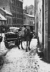 Hest og kjerre i Karl XIIs gate i 1951. I dag finnes ikke gata lenger. Foto: Mørch, Finn / Oslo Museum