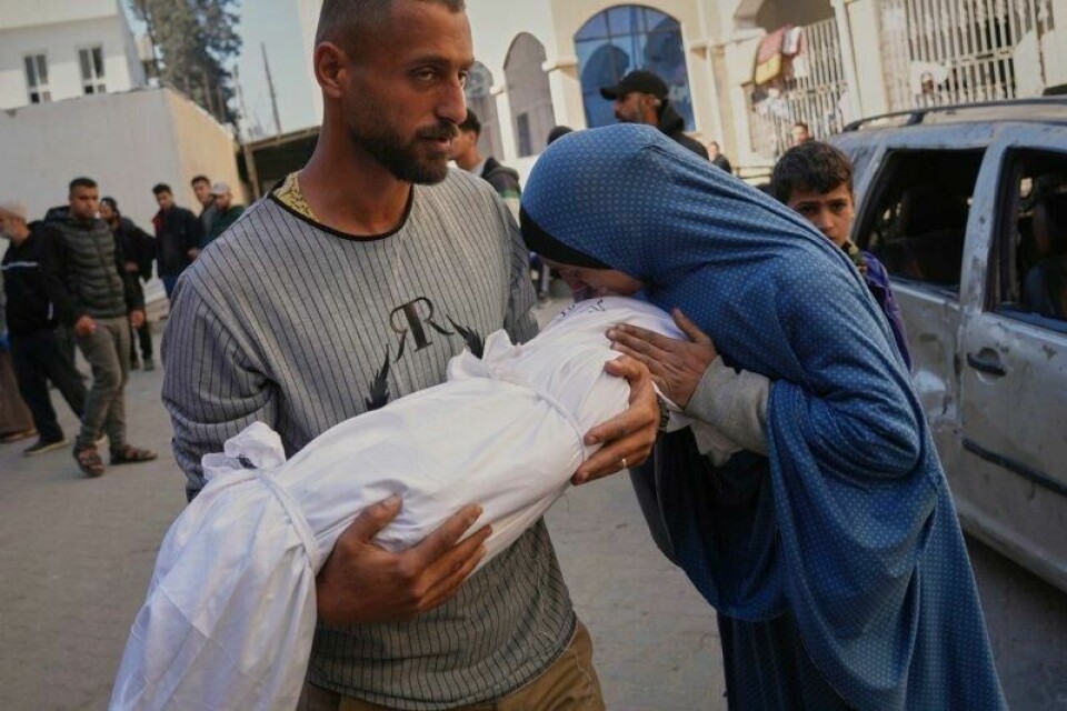 Et nytt offer for et israelsk angrep blir båret til graven i Gaza. Lille Khaled fikk aldri vokse opp, her tar tanten Nasma Al-Saifi et siste farvel med ham.