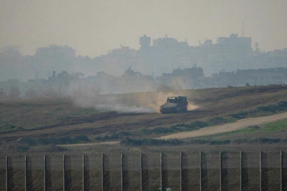 Et israelsk militærkjøretøy kjører på Gazastripen, sett fra det sørlige Israel. Soldater beskriver massive ødeleggelser i buffersonen mot grensen til Israel.