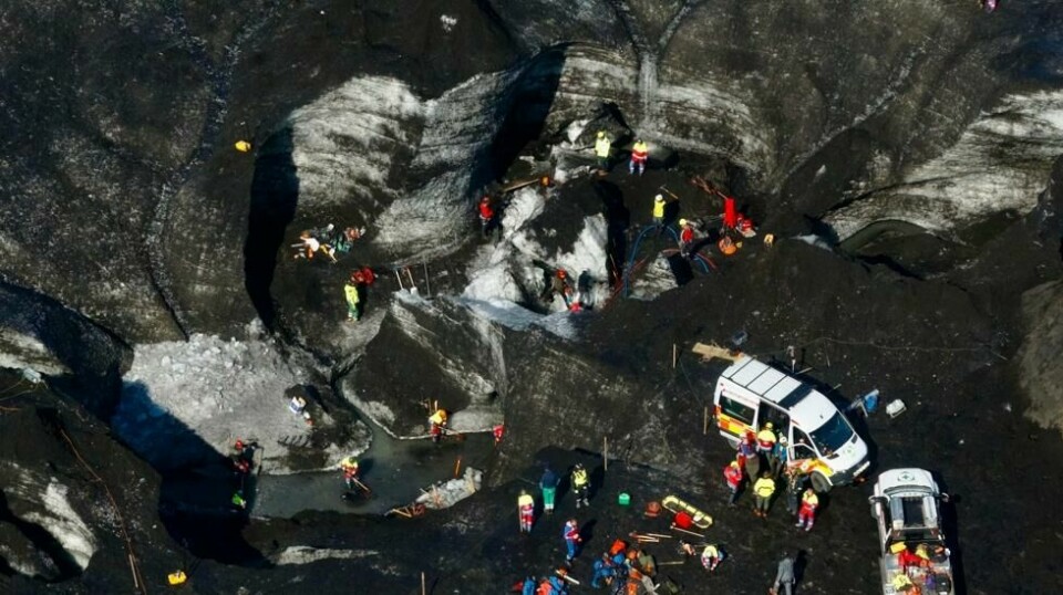 Redningsarbeidere jobbet mandag på stedet der en isgrotte kollapset på breen Breidamerkurjökull. Foto: STOD2 / Vilhelm Gunnarsson / AP / NTB