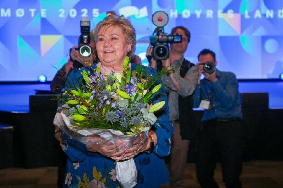 Partileder Erna Solberg ble gjenvalgt av et enstemmig Høyres landsmøte i helgen. At partiet også ba om en mer aktiv tilnærming til å få Norge inn i EU, mener hun ikke til hinder for et samarbeid med Frp.