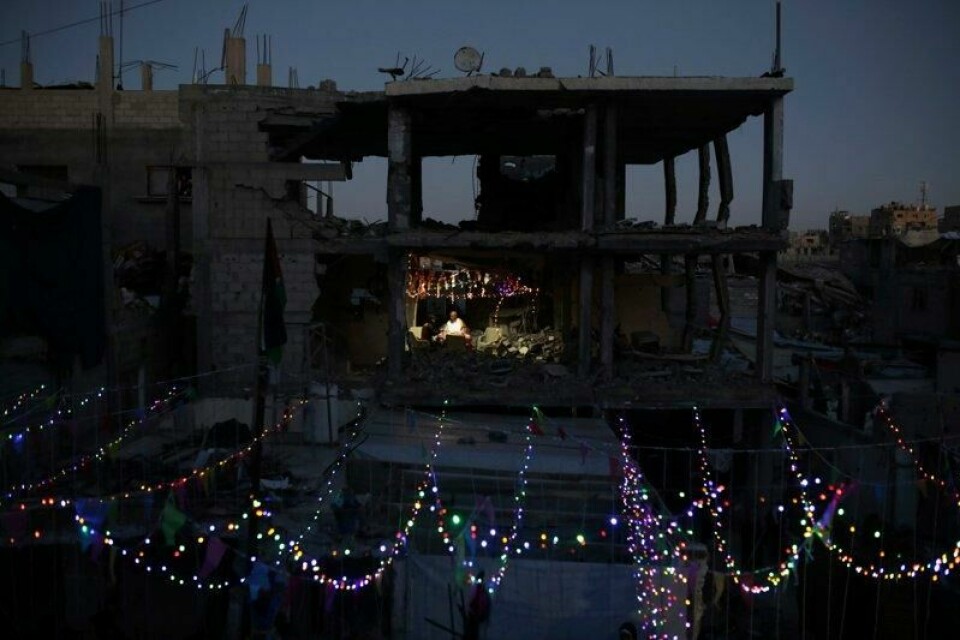 Mens krigen truer prøver palestinerne å markere første dag av den hellige måneden Ramadan i utbombede hus på Gazastripen. Bildet er tatt i Khan Younis fredag.