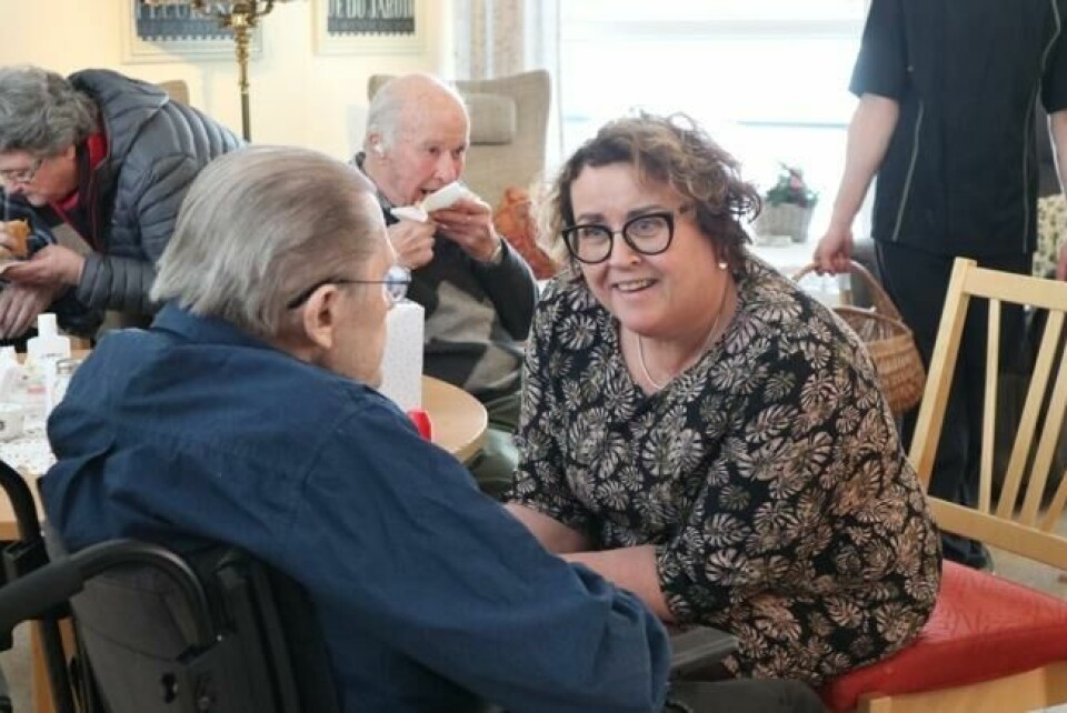 Ministeren tok seg god tid til å snakke med de eldre på sykehjemmet, noe som falt henne naturlig som tidligere sykepleier. Ministeren tok seg god tid til å snakke med de eldre på sykehjemmet, noe som falt henne naturlig som tidligere sykepleier. Foto: Tone Knipperud