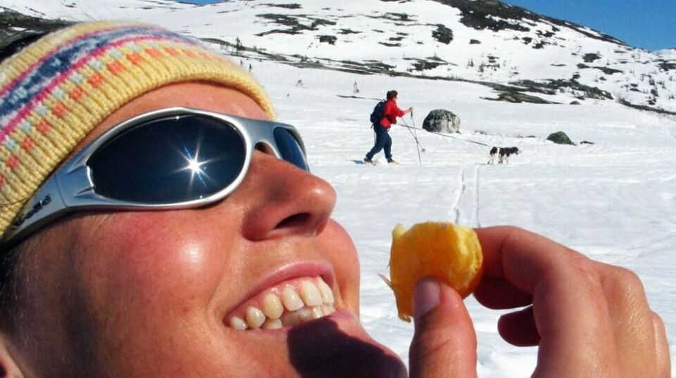 Appelsin er manges favorittfrukt under skiturene i fjellet. Her fra Eggedalsfjellene i Buskerud. Foto: Erik Johansen / NTB Scanpix
