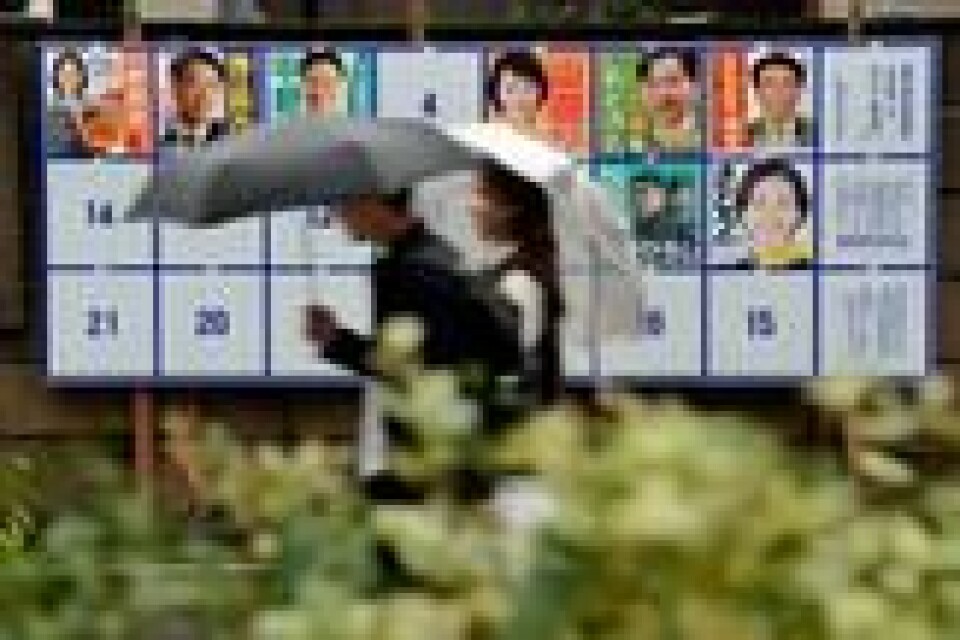 Japanere på vei forbi valgplakater i Tokyo tidligere denne uken. Foto: Eugene Hoshiko / AP / NTB Japanere på vei forbi valgplakater i Tokyo tidligere denne uken. Foto: Eugene Hoshiko / AP / NTB