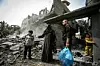Israel trosser FNs sikkerhetsråd og fortsetter angrepene mot Gazastripen. Denne familien samlet det vesle som er igjen etter et israelsk luftangrep mot huset deres i Maghazi-flyktningleiren. Foto: AP / NTB