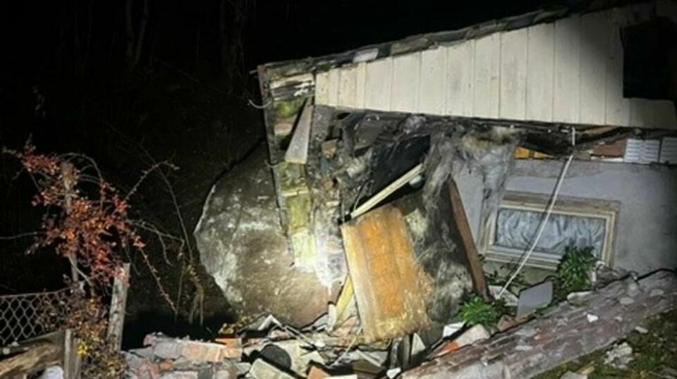 En stor stein har rullet ned fjellsiden og truffet et pumpehus. Foto: Politiet / NTB