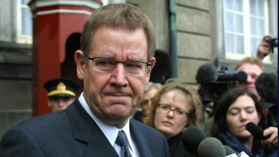 Det danske Kongeriket er i sin største krise noensinne. Journalist og forfatter David Trads mener Mette Frederiksen (S) bør studere tidl. statsminister Poul Nyrup Rasmussens (bildet) håndtering av Færøyenes frigjøringskamp i 2000. Parallellene er tydelige. Det samme er forskjellene, skriver han.