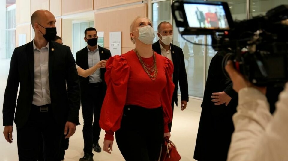 Tenåringsjenta, som kun vil identifisere seg som Mila, på vei ut av rettsalen i juni i forbindelse med saken hvor 13 personer er tiltalt for å ha trakassert henne etter at hun har vært kritisk til islam på sosiale medier.