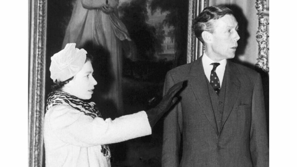 Professor Anthony Blunt, tidligere inspektør for Dronningens bilder, fotografert ved Courtauld Institute med Dronning Elizabeth II i 1979. Foto: PA via AP
