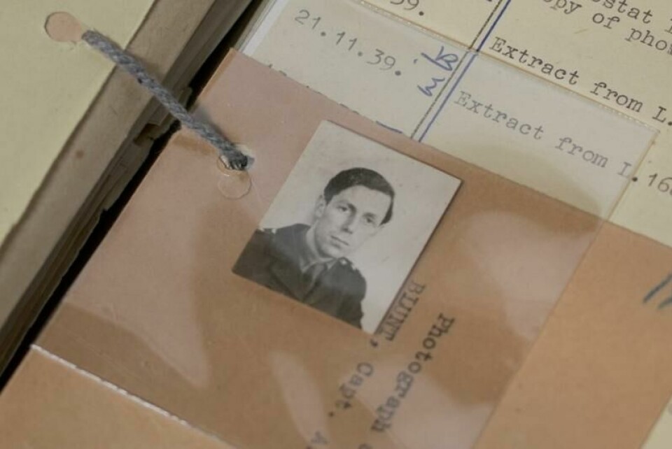 Den deklassifiserte filen til Anthony Blunt stilles nå ut i utstillingen «MI5: Official Secrets» ved National Archives i Kew, Foto: REUTERS/ Marissa Davison Den deklassifiserte filen til Anthony Blunt stilles nå ut i utstillingen «MI5: Official Secrets» ved National Archives i Kew, Foto: REUTERS/ Marissa Davison
