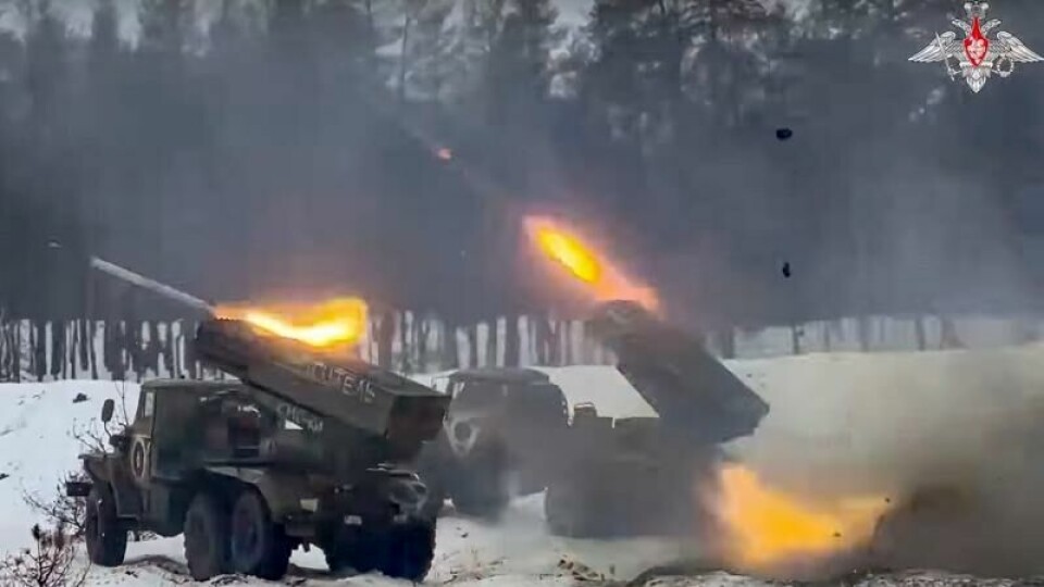Bildet viser russisk rakettartilleri fyre løs mot ukrainske stillinger i mars i 2023.
