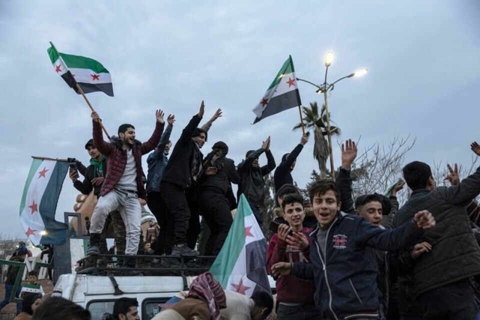 Folk i Manbij jubler av Assad-regimets fall søndag.