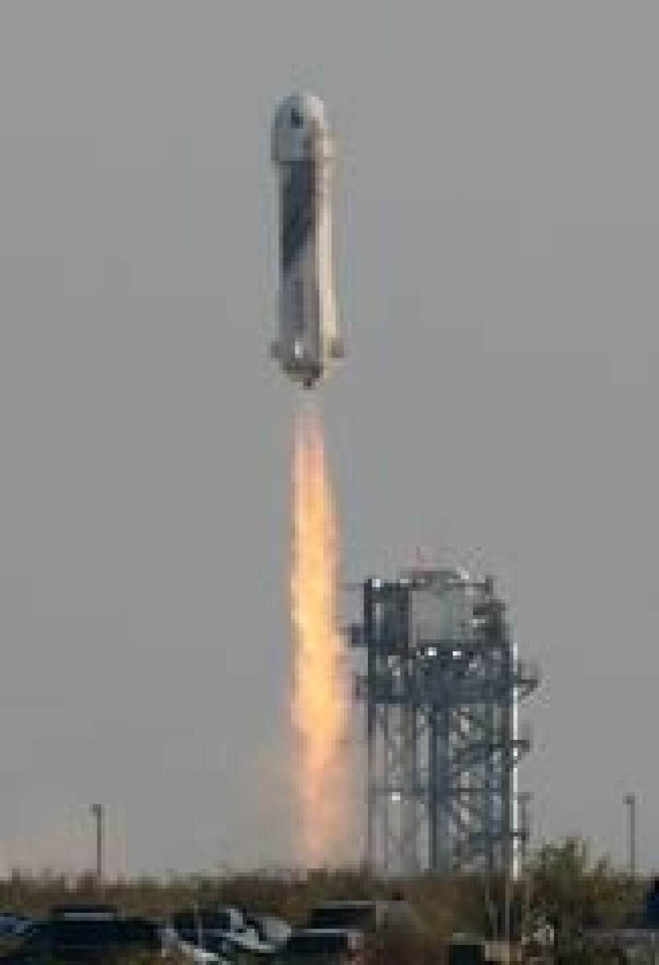 Oliver Daemen, Mark Bezos, Jeff Bezos og Wally Funk skytes opp i rommet i fartøyet New Shepard. Foto: NTB / Reuters Oliver Daemen, Mark Bezos, Jeff Bezos og Wally Funk skytes opp i rommet i fartøyet New Shepard. Foto: NTB / Reuters