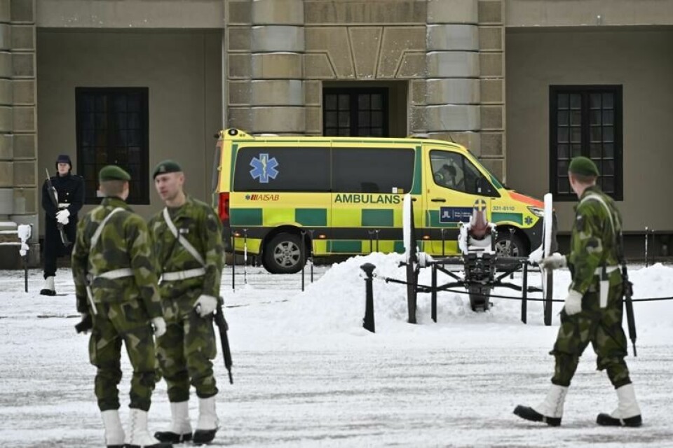 En gardist skadet seg på sin egen bajonett etter at han falt på glattisen foran slottet i Stockholm lørdag.
