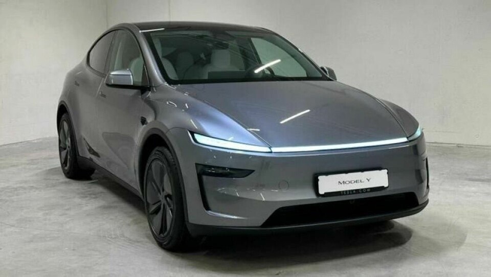 Tesla overrasker stort og har allerede fått den nye utgaven av Model Y til Norge. Og så er det én ting til som overrasker her: Nemlig prisen på nykommeren.