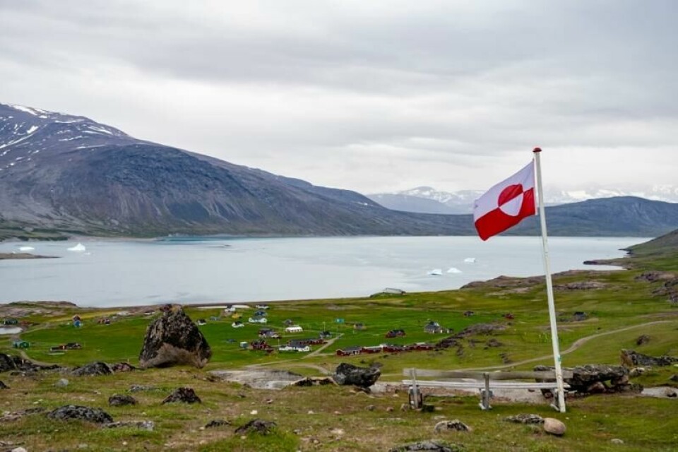 Det grønlandske flagget i landsbyen Igaliku.
