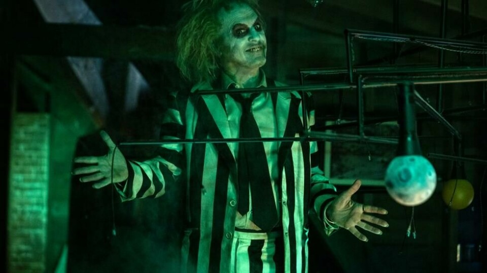 Michael Keaton gestalter Betelgeuse på ny i andre runde «Beetlejuice», som åpner filmfestivalen i Venezia. Foto: Warner Bros Entertainment / Handout / NTB