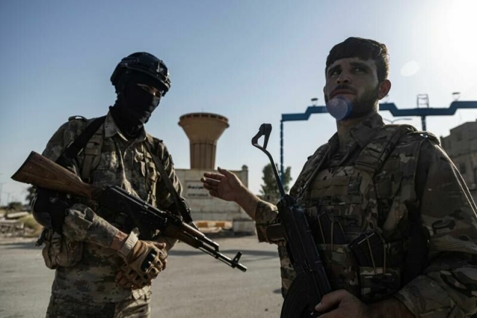 Krigere fra den vestligstøttede og kurdisk-ledede militsen SDF står vakt på en gate øst i Syria. Bildet er fra 2023. Forhandlingene om en permanent våpenhvile mellom SDF og tyrkisk-støttede opprørsgrupper nord i Syria har brutt sammen, opplyser SDF.
