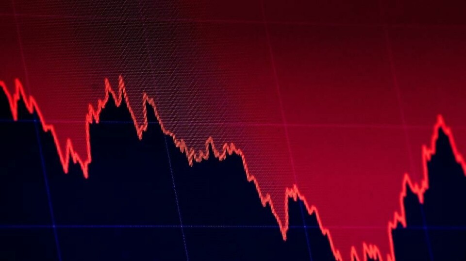 Børsene verden over skjelver, men flere frykter at den store nedturen kan komme. – Det er en risiko for at vi går inn i en reell resesjon, hvor arbeidsledigheten kan stige ganske kraftig, advarer senioranalytiker i Danske Bank, Bjørn Tangaa Sillemann.