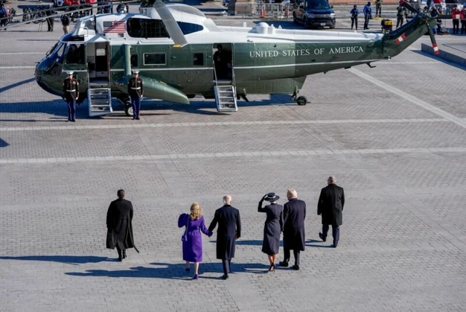 President Donald Trump og hans kone Melania følger Joe Biden og hans kone Jill til helikopteret etter at Trump er innsatt som Bidens etterfølger. Foto via AP / NTB