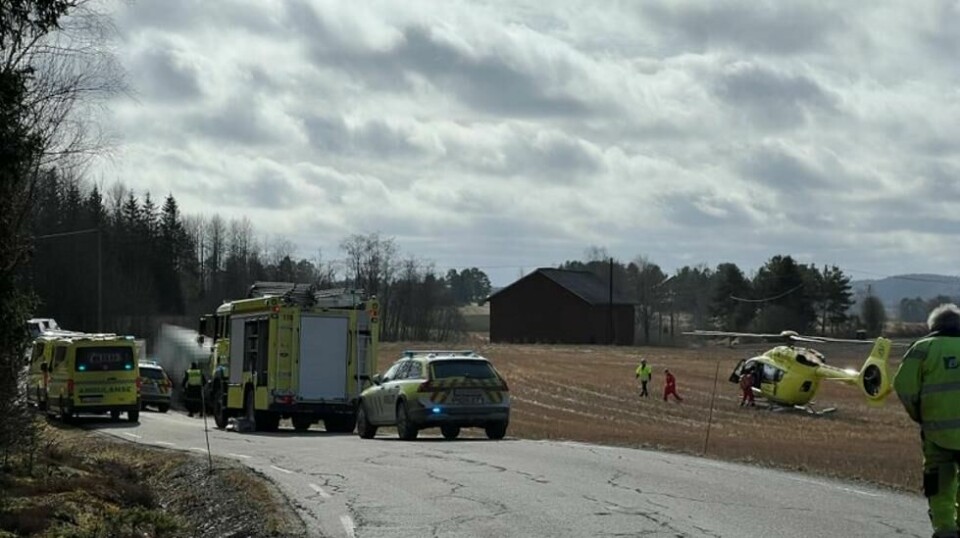 En mann i 50-årene er bekreftet omkommet etter at en traktor veltet i Marker kommune i Østfold tirsdag formiddag.