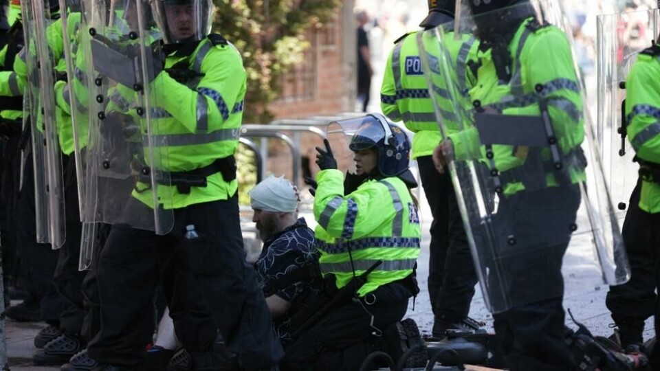 Politi og helsepersonell tar hånd om en skadet person under en protest i Liverpool lørdag. Det meldes om opptøyer i flere britiske byer. Foto: James Speakman / AP / NTB Politi og helsepersonell tar hånd om en skadet person under en protest i Liverpool lørdag. Det meldes om opptøyer i flere britiske byer. Foto: James Speakman / AP / NTB