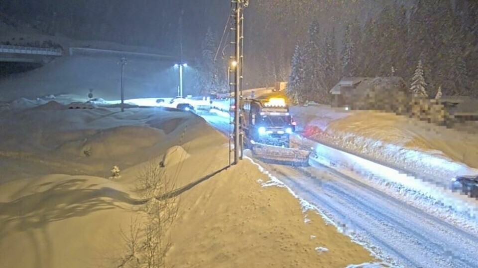 Brøytemannskaper fjerner snø på E16 i Bærum fredag kveld.