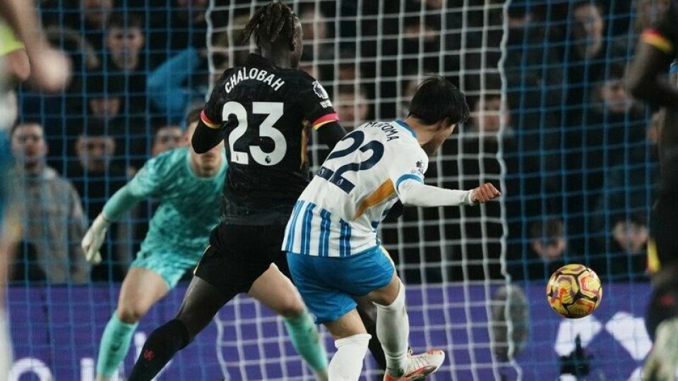 Kaoru Mitoma sender ballen i mål for Brighton mot Chelsea fredag.